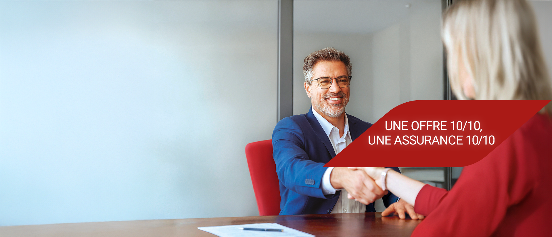 Une offre 10/10, une assurance 10/10 Deux personnes se serrant la main