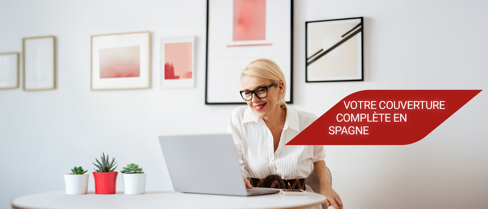 Une femme consultant son ordinateur portable