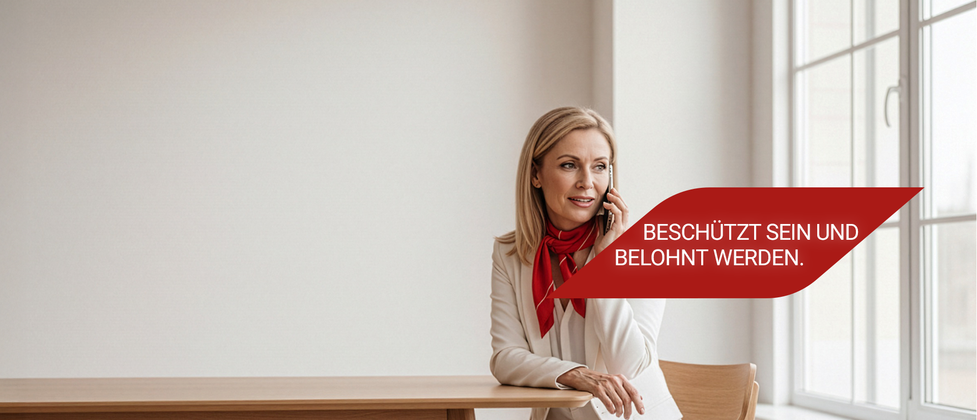 Frau, die am Telefon spricht