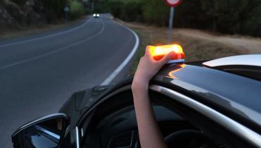1136x794_everything-you-need-to-know-about-new-V16-emergency-beacons.jpg Closeup of car roof with yellow light placed on top