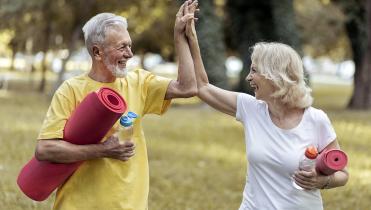 1136x794_Stay-healthy-and-active-in-Spain-Generali-Expatriates.jpg Older couple high fiving in the park