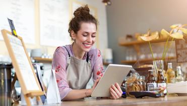 1136x794_ Running_a_small_business_in_Spain_Insurance_essentials_for_expats.jpg Businesswoman with tablet