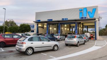 1136x794_MOT_Testing_in_Spain_What_Expats_Need_to_Know.jpg Queue of cars to go into test centre