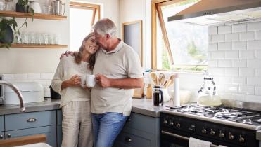 Pareja abrazada e la cocina